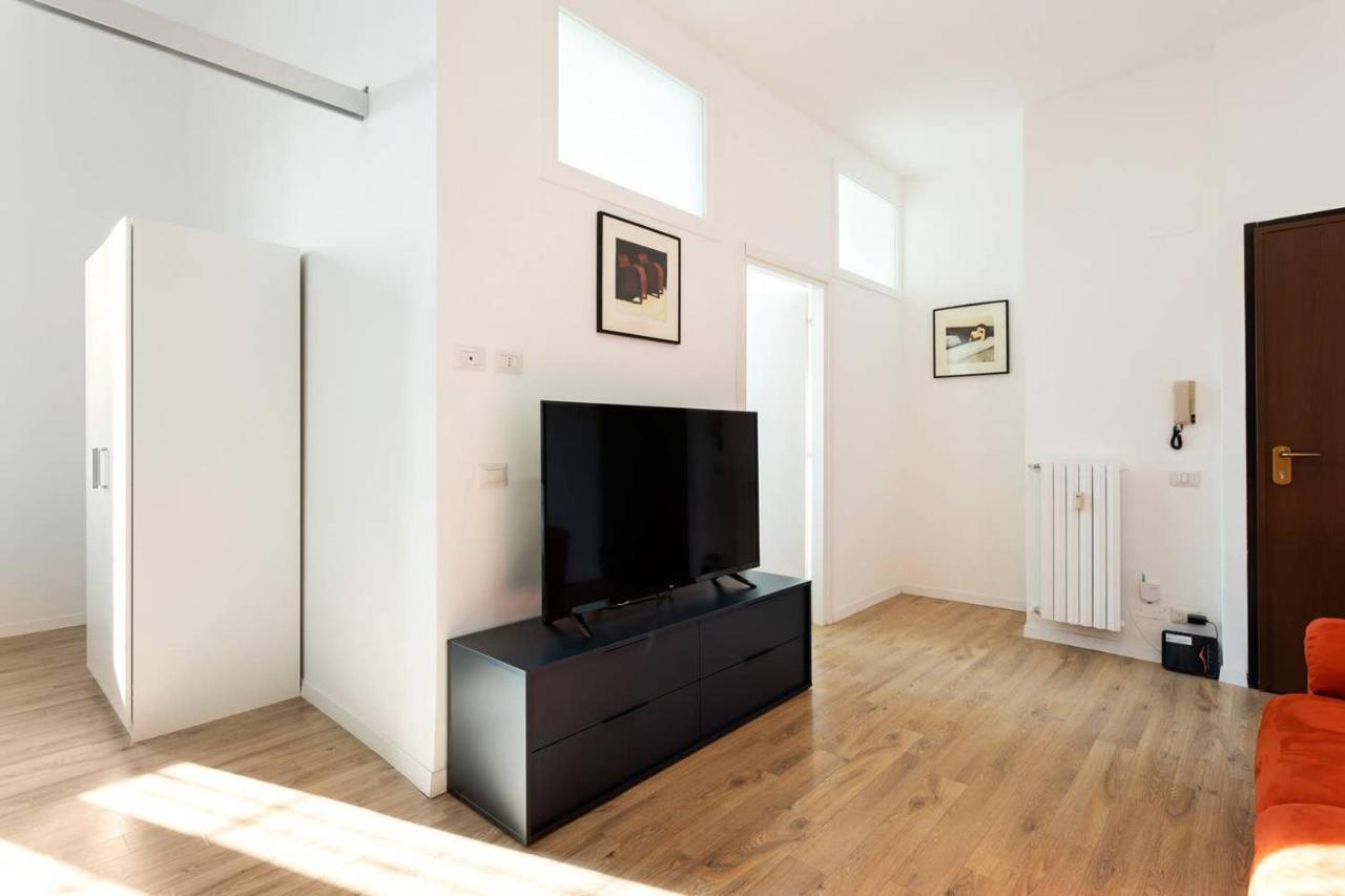 Spacious Flat Close To Fondazione Prada & Metro Милан Экстерьер фото